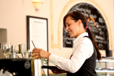 Молодь звільняється: у яких сферах бізнесу в Україні найбільше проблем