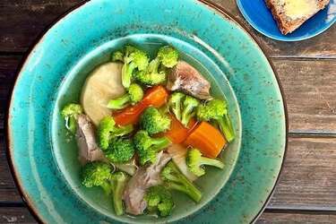 Сезон полезного бульона открыт: из чего приготовить лучше всего