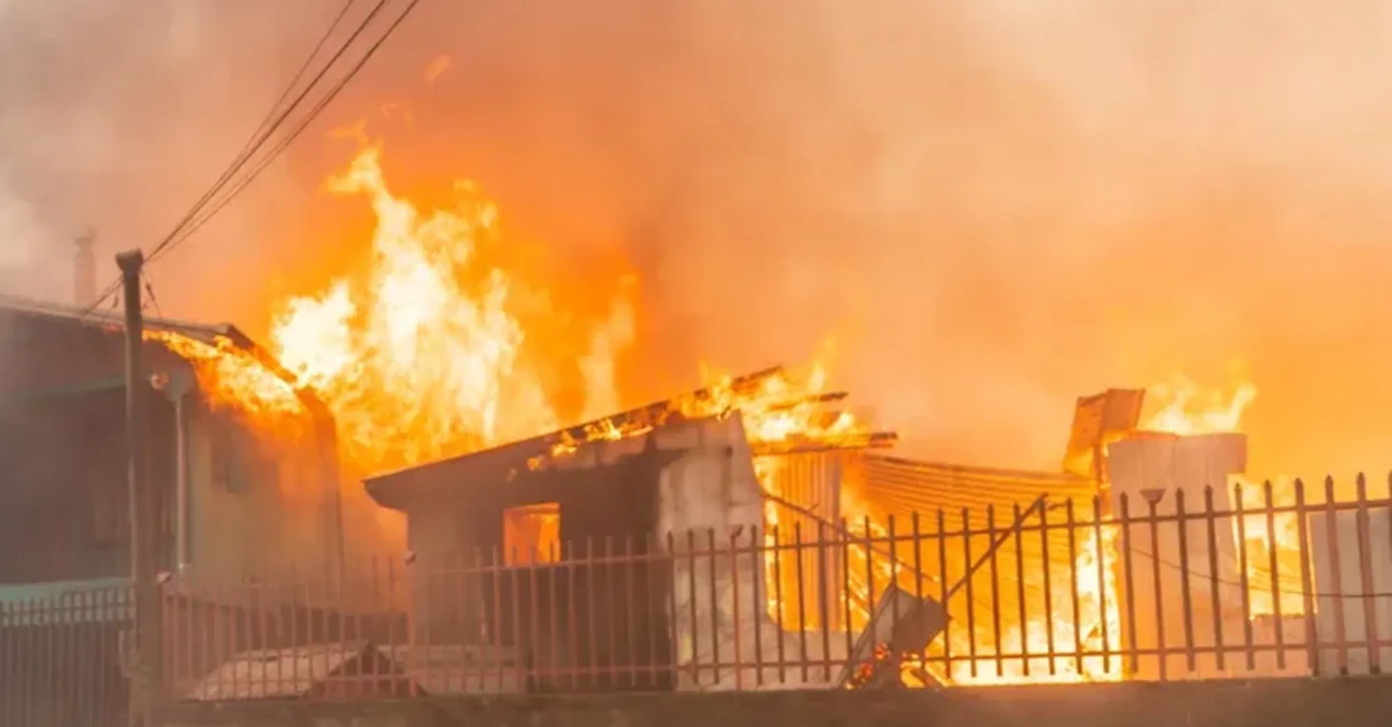 В Чилі вирують масштабні лісові пожежі: загинуло щонайменше 15 людей (фото)   