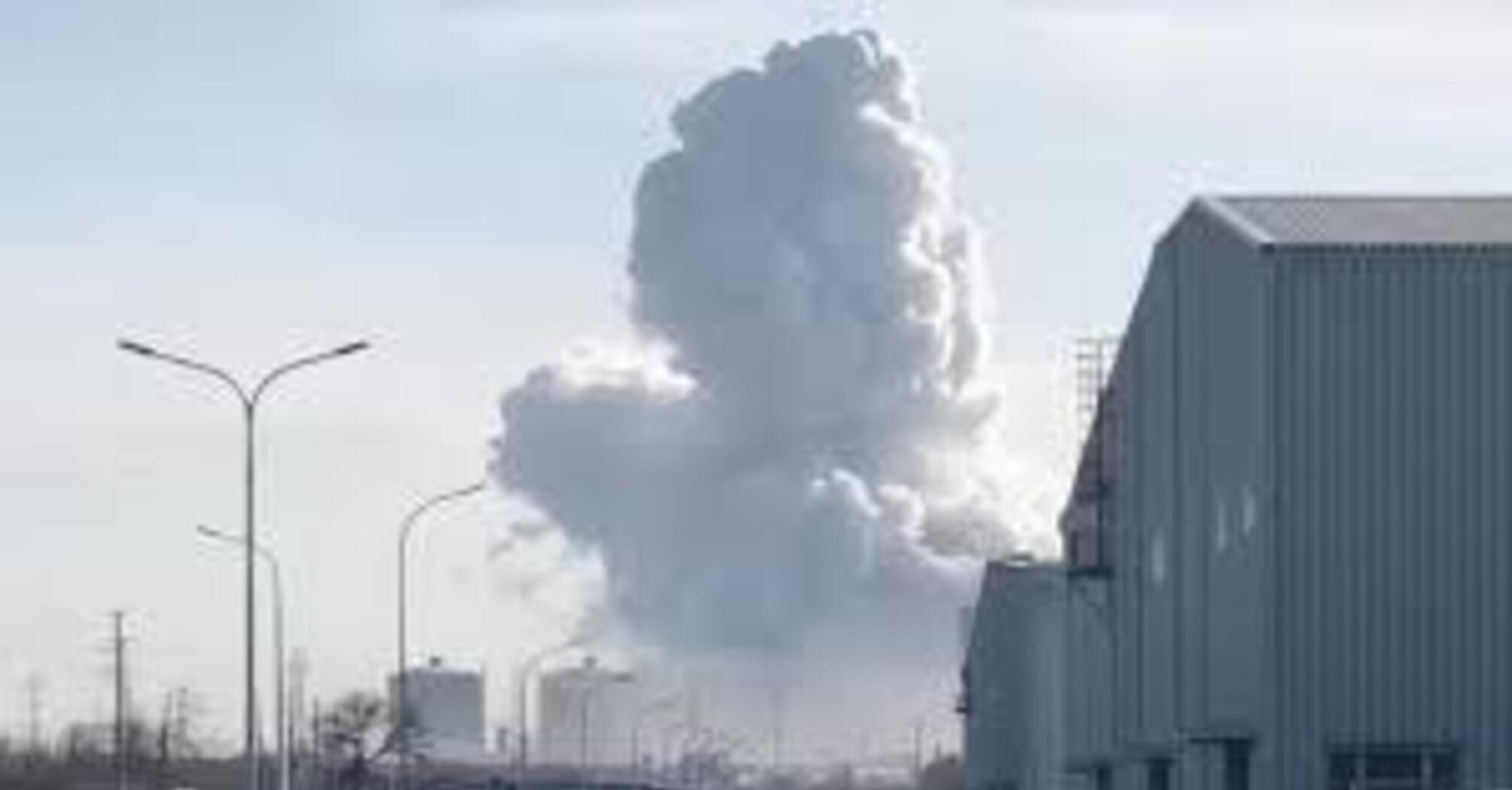 В Китае в результате взрыва на сталелитейном заводе погибли по меньшей мере два человека, есть десятки раненых (фото)