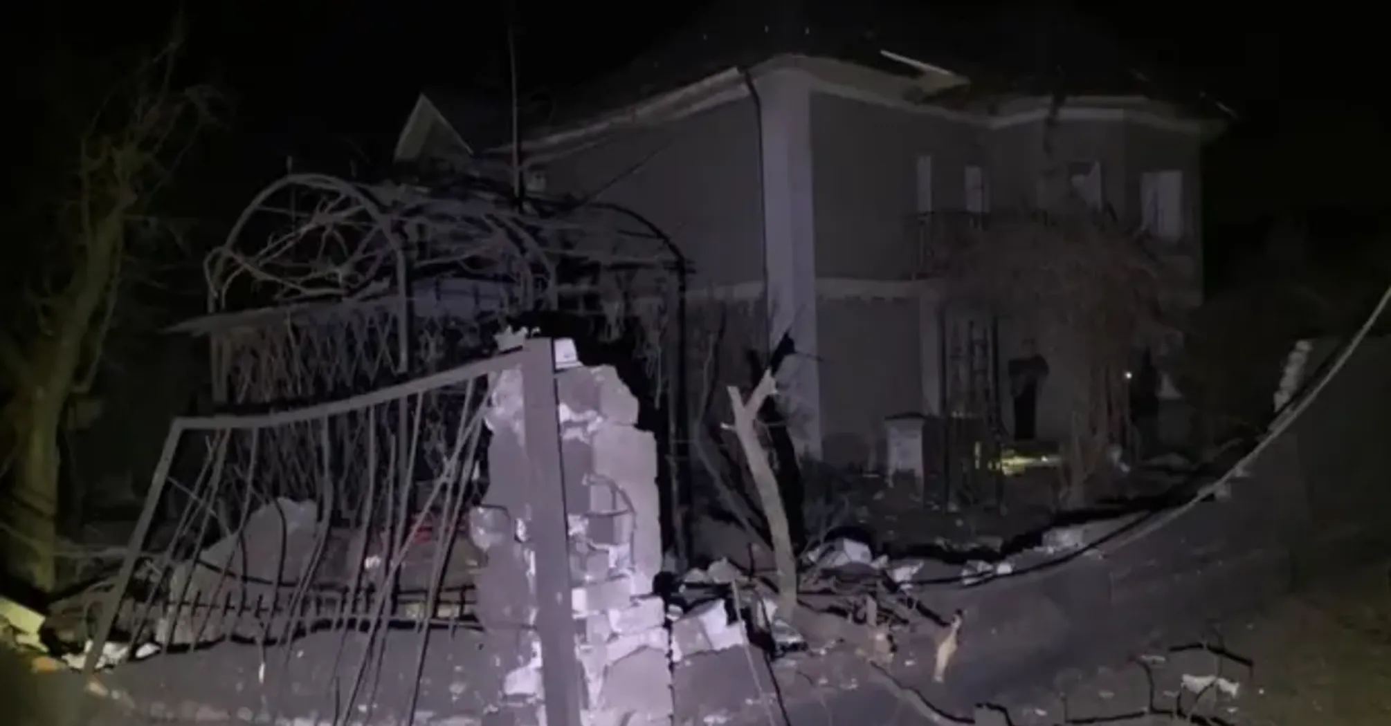 Російські дрони атакували Дніпропетровщину: двоє людей загинули, пошкоджені житлові будинки та авто (фото)  