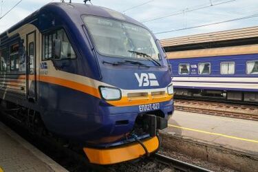 Укрзализныця изменила расписание движения более 200 поездов из-за обстрелов: подробности
