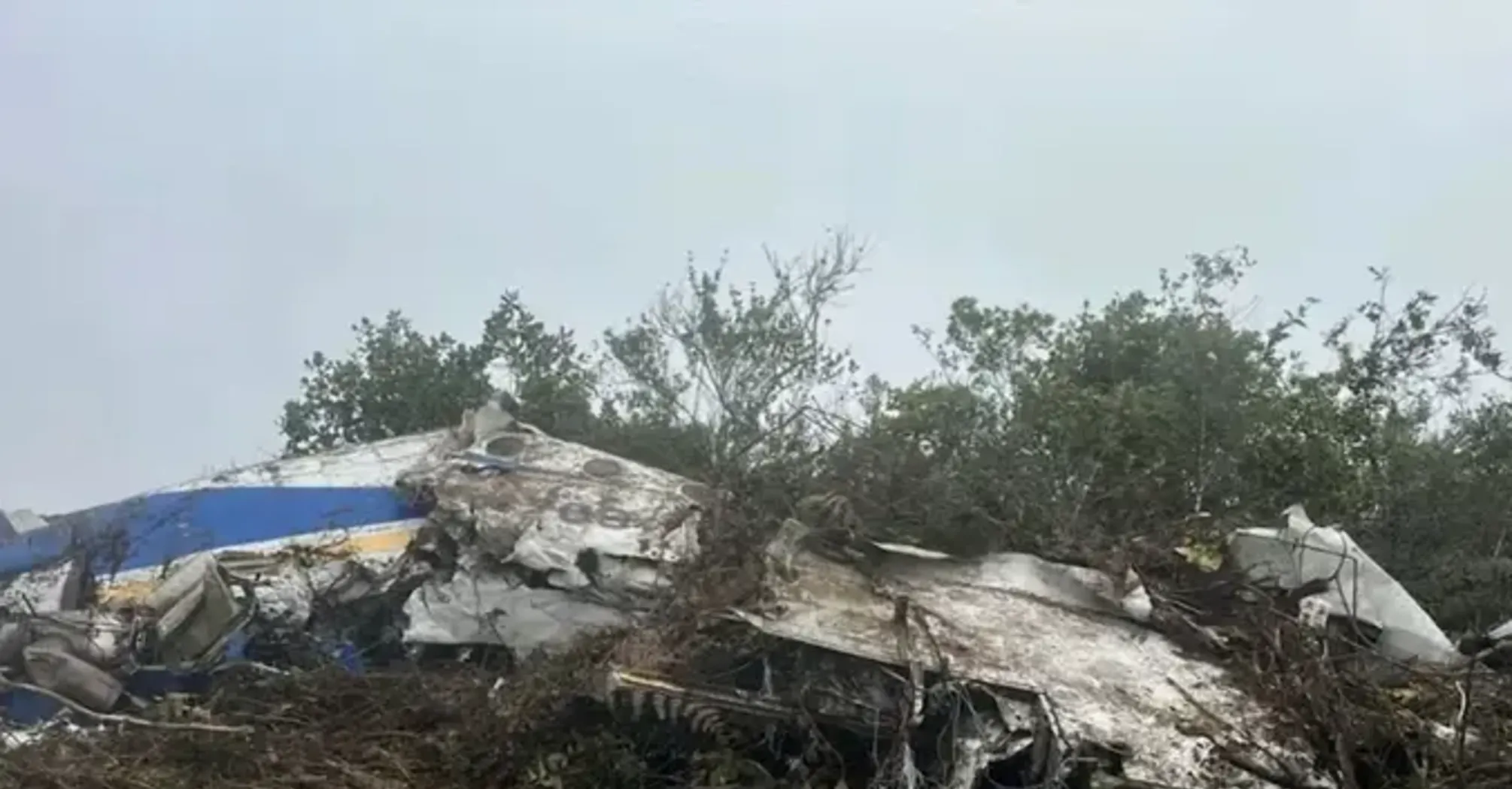 В Колумбии разбился самолет: все пассажиры и члены экипажа погибли (фото)