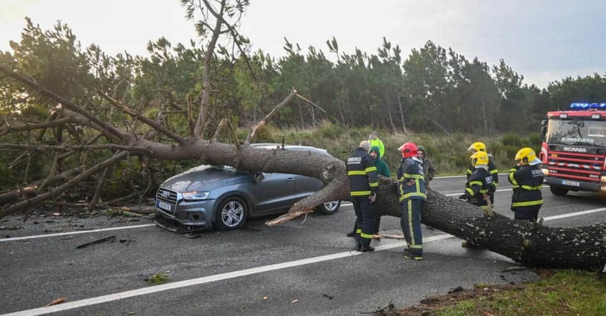 Найпотужніша погодна подія за останні роки: Португалією пронісся шторм 'Крістін', є загиблі та поранені (фото)  