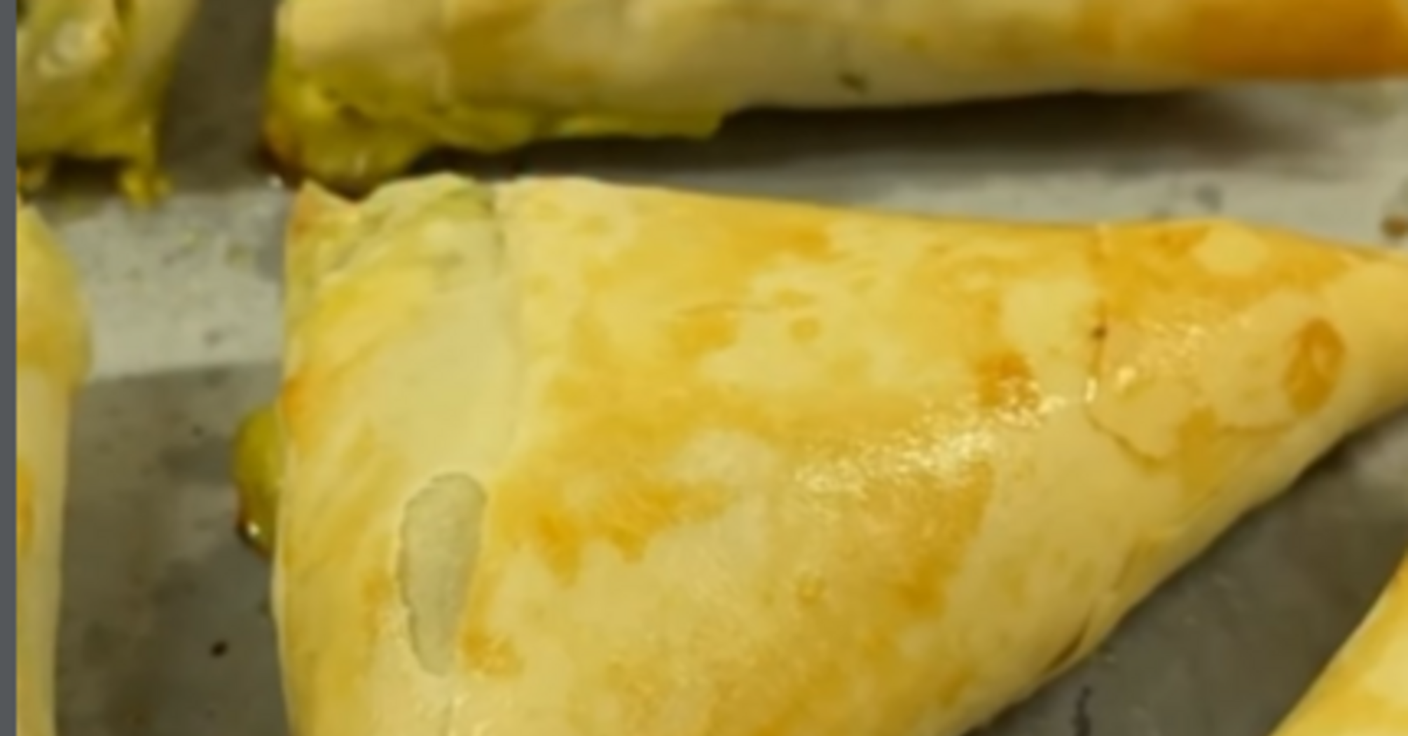 Треугольнички с сыром и зеленью с тестом фило: быстро и вкусно