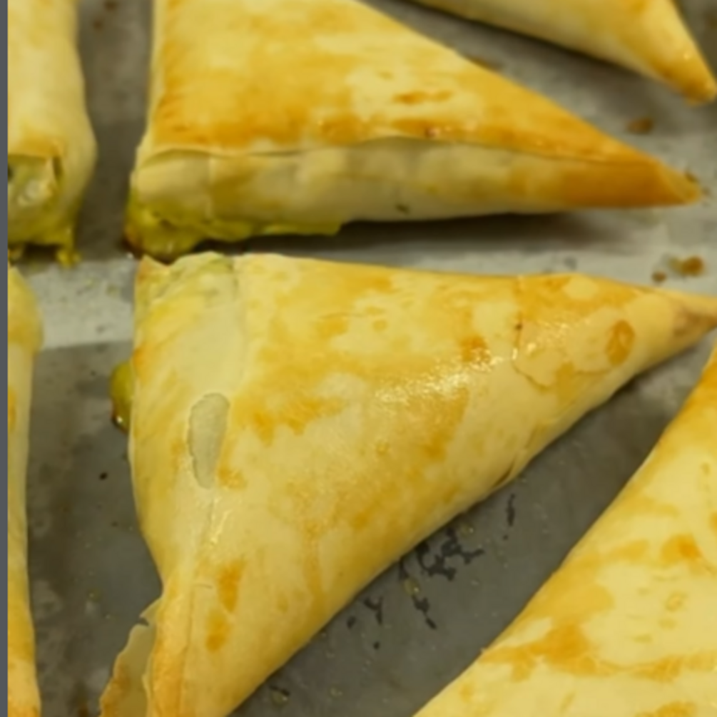 Треугольнички с сыром и зеленью с тестом фило: быстро и вкусно
