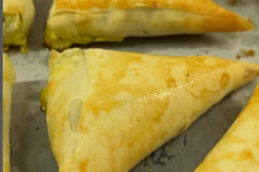 Треугольнички с сыром и зеленью с тестом фило: быстро и вкусно