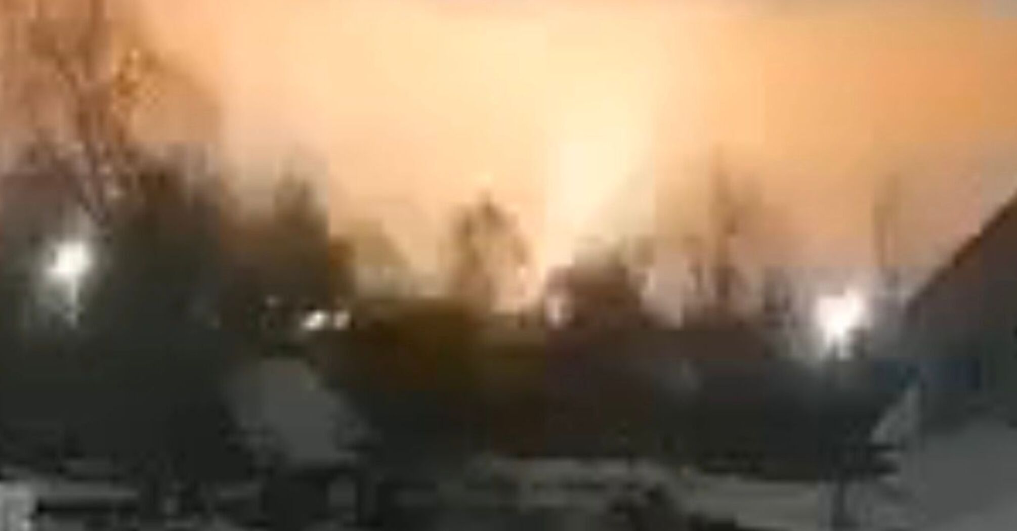 Российская армия атаковала Львов 'Орешником': попадание в газохранилище и критический объект инфраструктуры (фото, видео)