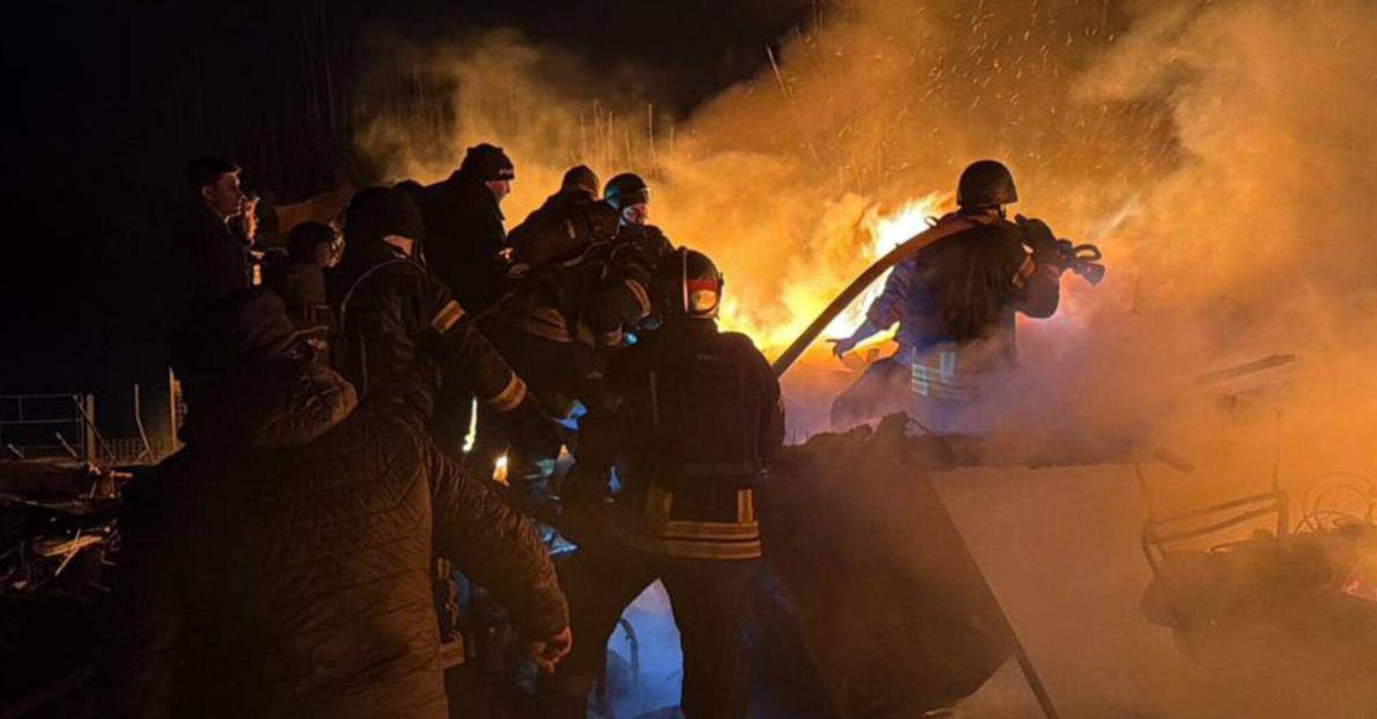 Армия РФ осуществила массированную атаку на Киев: есть погибшие и раненые, повреждены многоэтажки, в городе перебои со светом и водой (фото, видео)