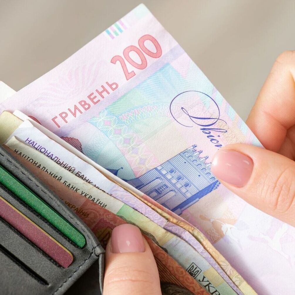 Хто отримає 1300 гривень доплати до пенсії у жовтні