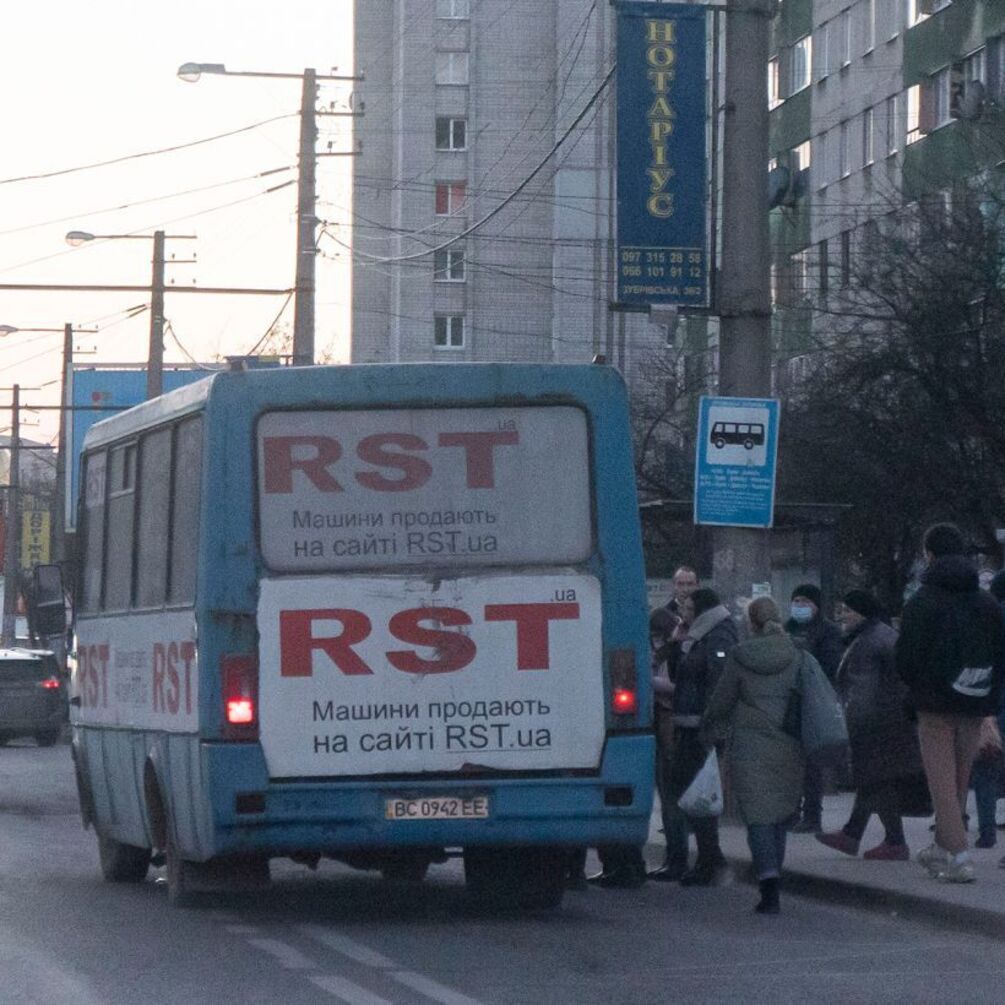 С какого возраста пенсионеры могут бесплатно пользоваться общественным транспортом