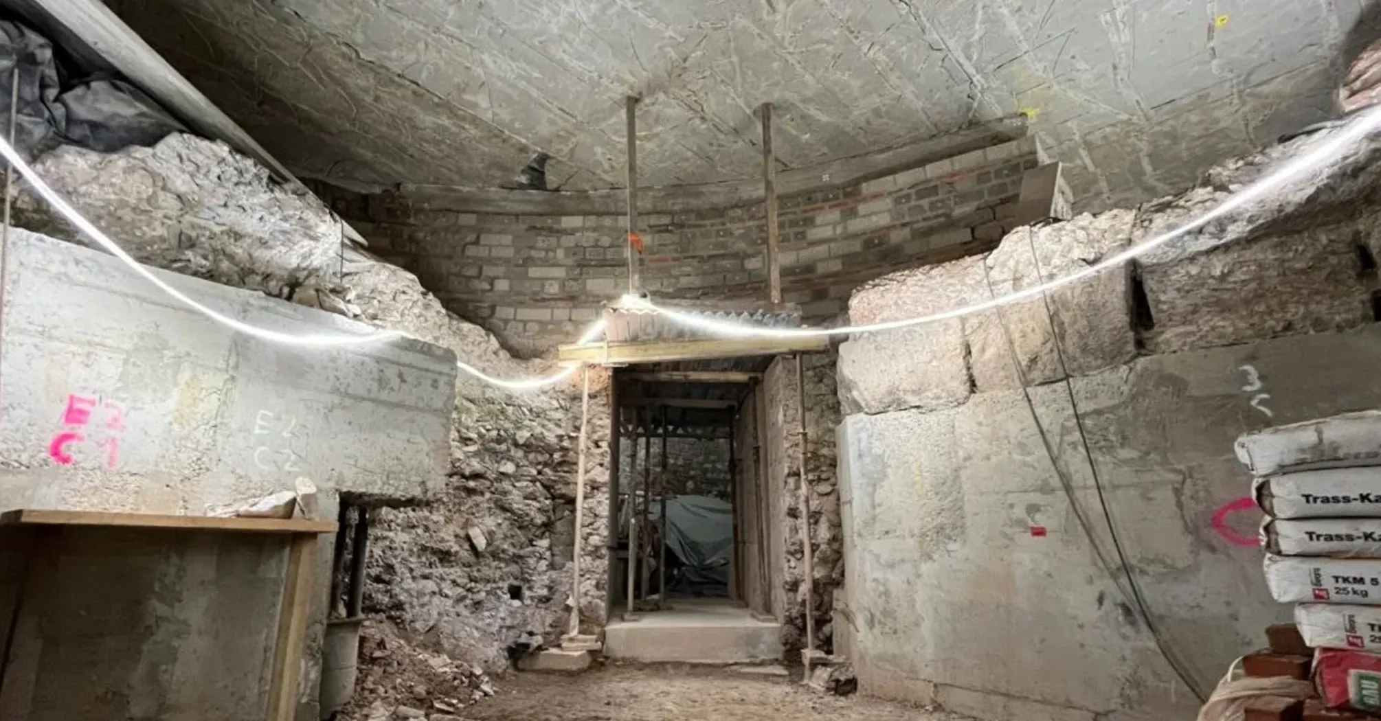 В Кельне обнаружили невредимый алтарь времен Древнего Рима: чем уникален (фото)