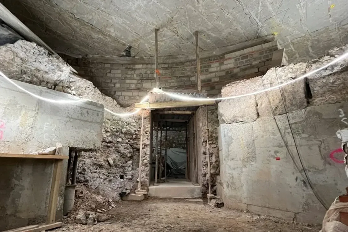 В Кельне обнаружили невредимый алтарь времен Древнего Рима: чем уникален (фото)