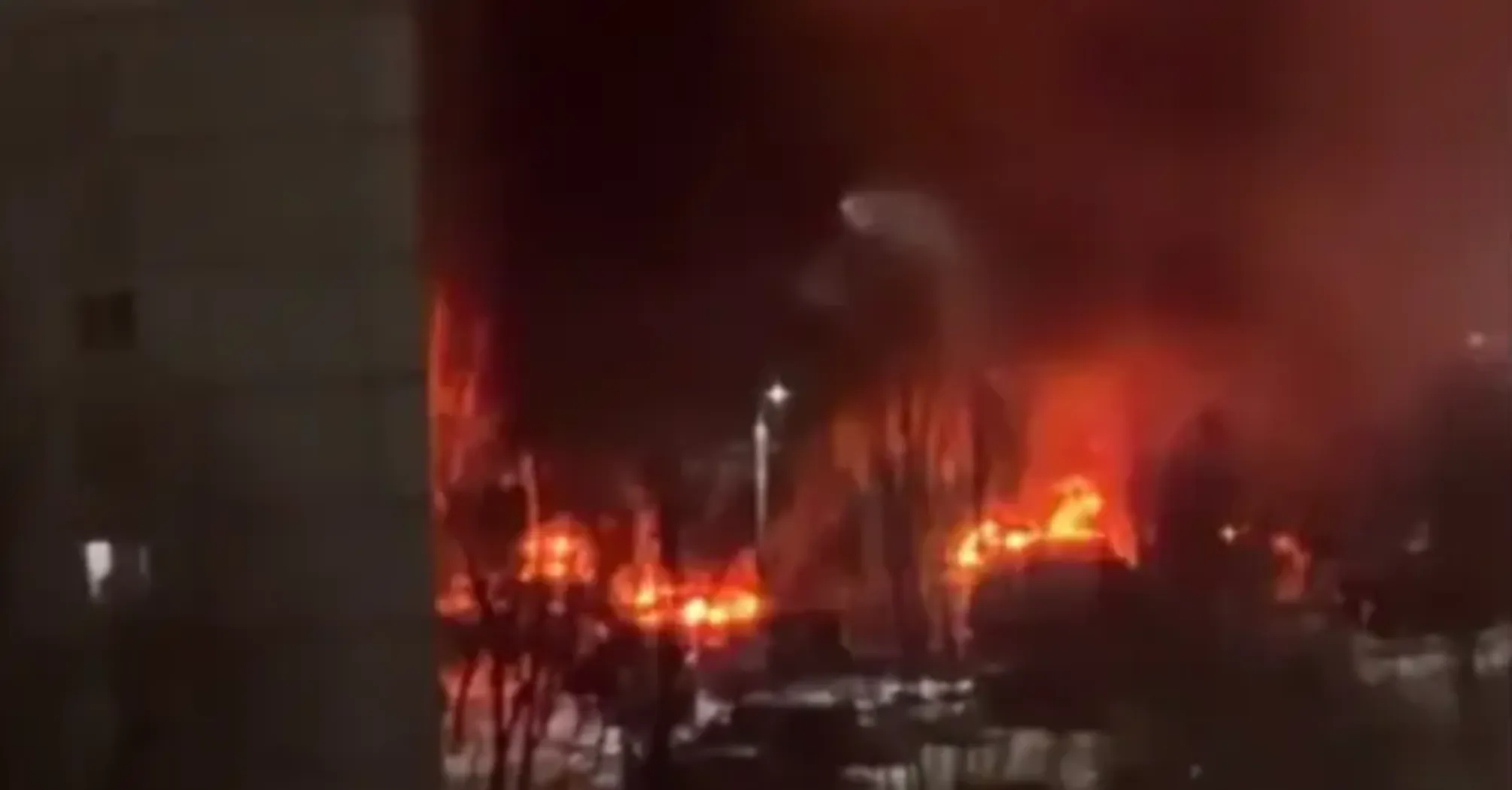 Дрони атакували російську Волгоградську область: палала пожежа на території промислових підприємств (фото, відео)  