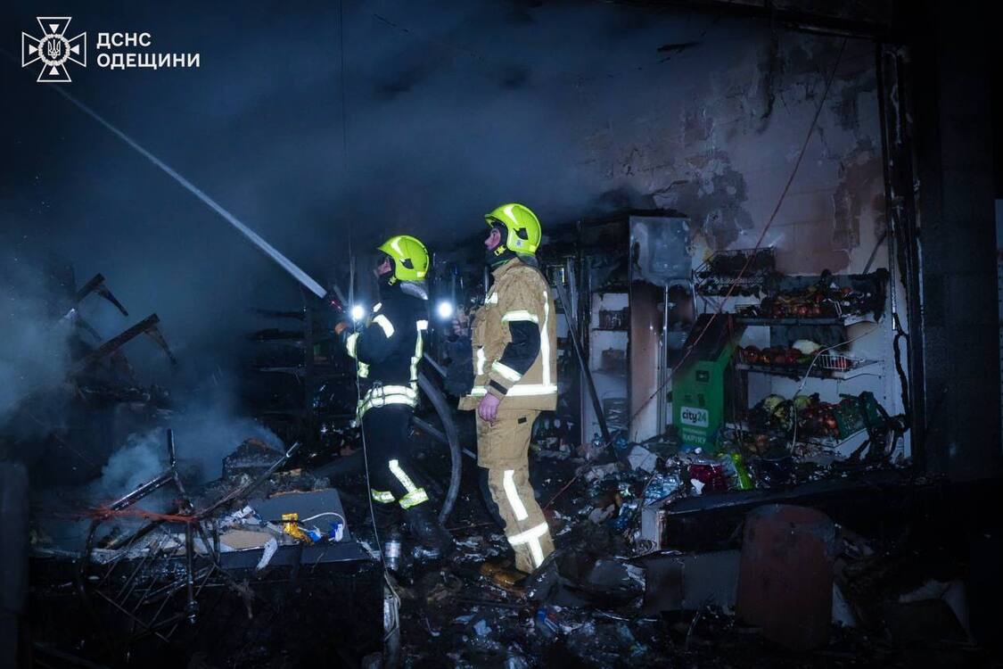 Российская армия атаковала Украину дронами и ракетами: в Днепре повреждено админздание, в Одессе ранены (фото, видео)