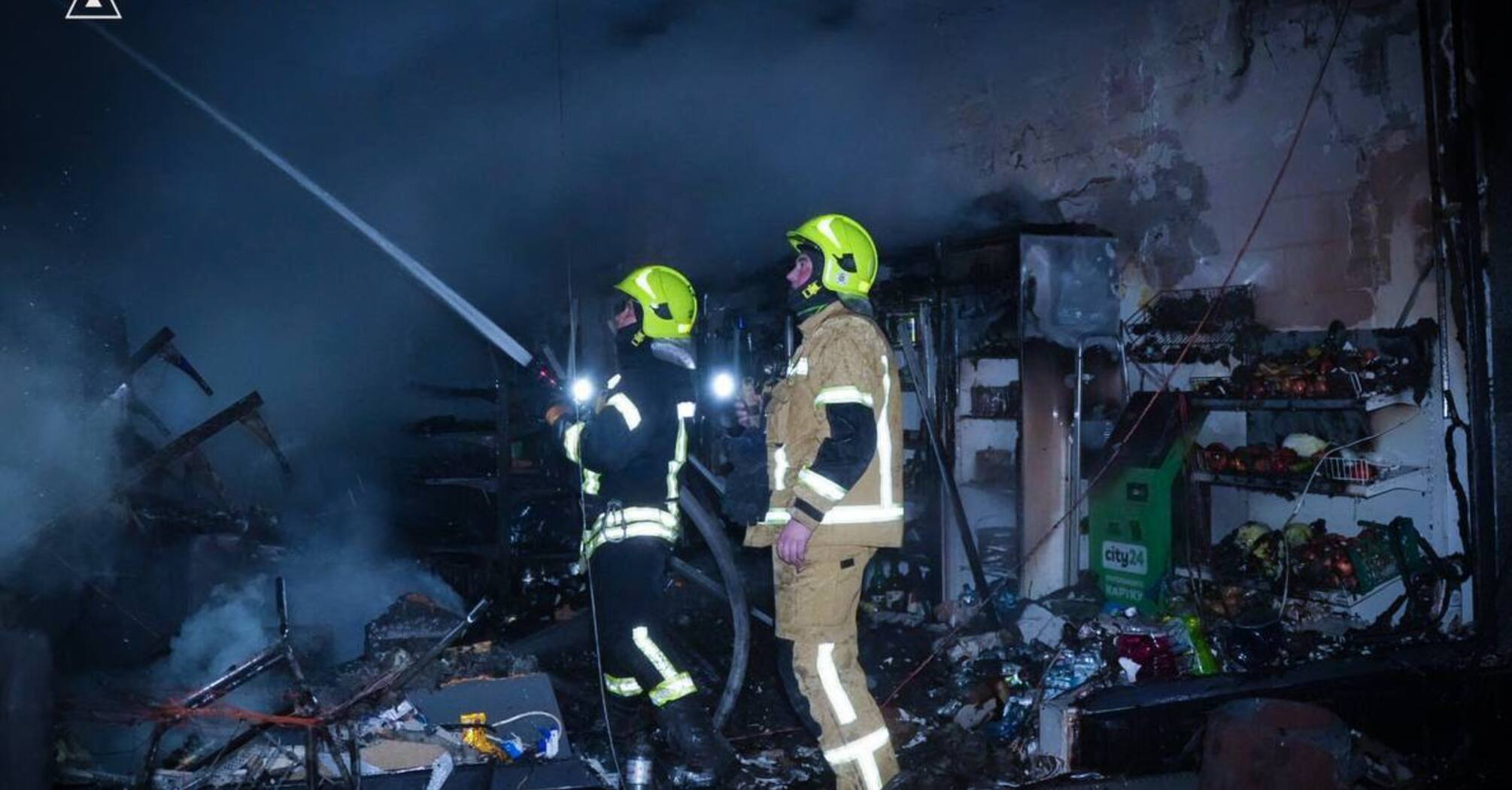 Российская армия атаковала Украину дронами и ракетами: в Днепре повреждено админздание, в Одессе ранены (фото, видео)