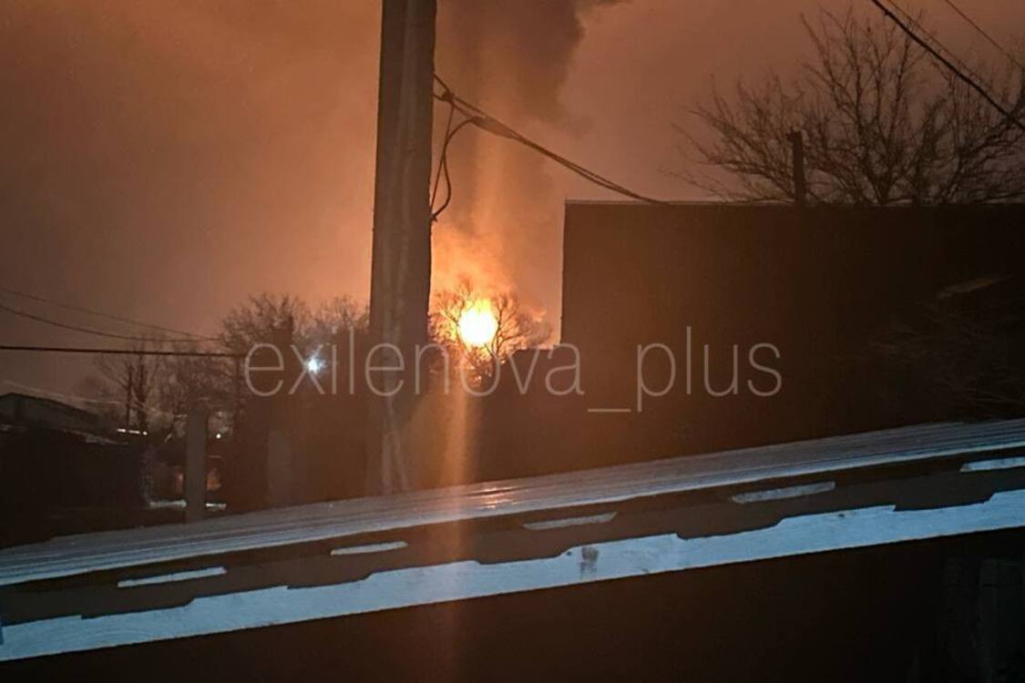 Дроны атаковали Краснодарский край России: пылал пожар на НПЗ, закрывали аэропорты (фото, видео)