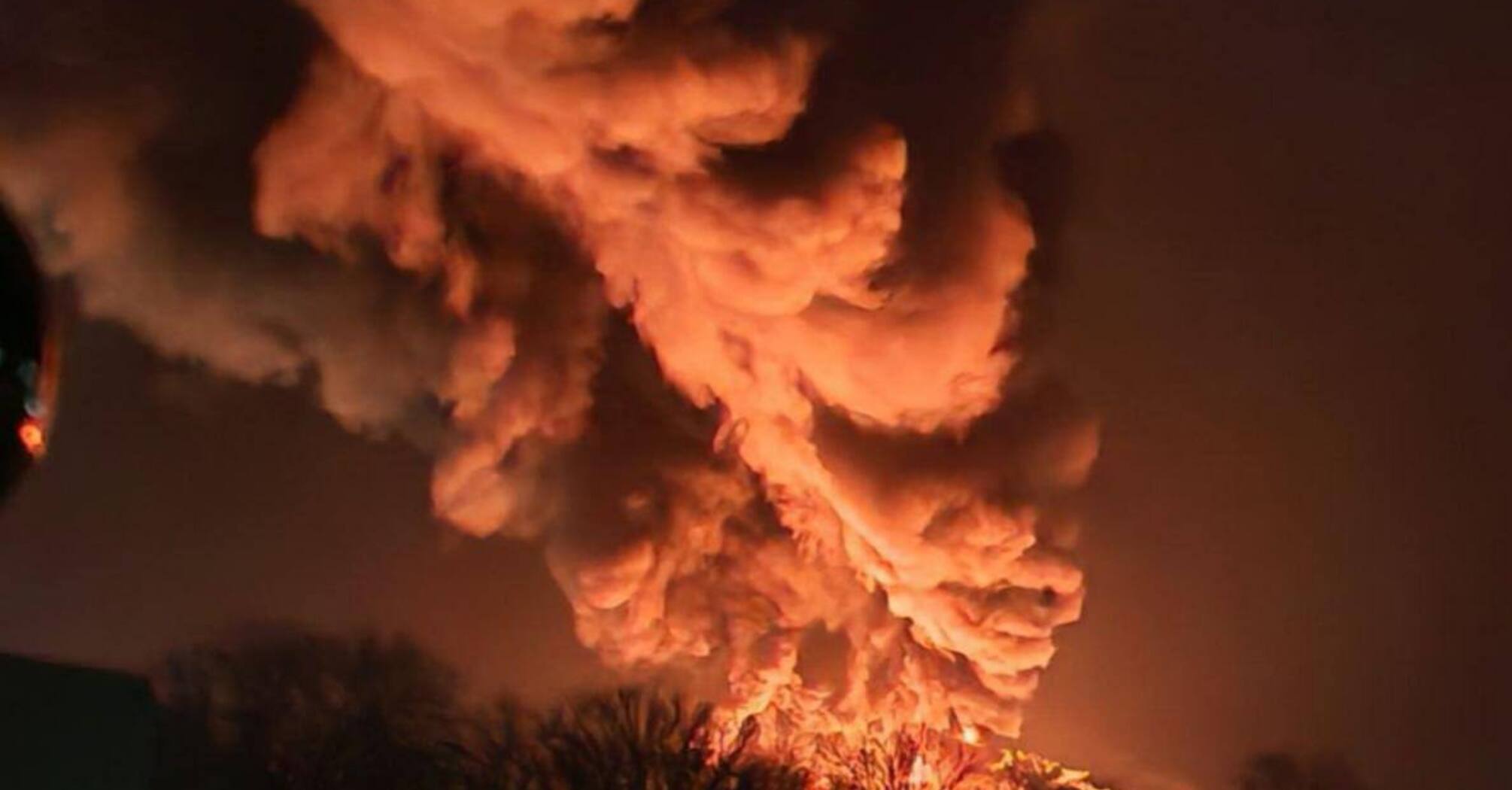 Дрони атакували російську Псковську область: зайнялась пожежа на нафтобазі (фото, відео)  