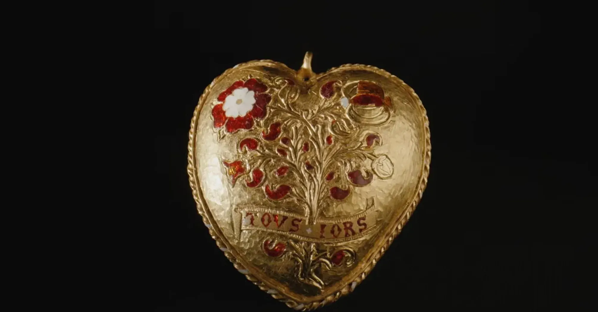 Ученые нашли в Англии медальон, который был подарком Генриха VIII Екатерине Арагонской (фото)