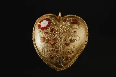 Вчені знайшли в Англії медальйон, який був подарунком Генріха VIII Катерині Арагонській (фото)