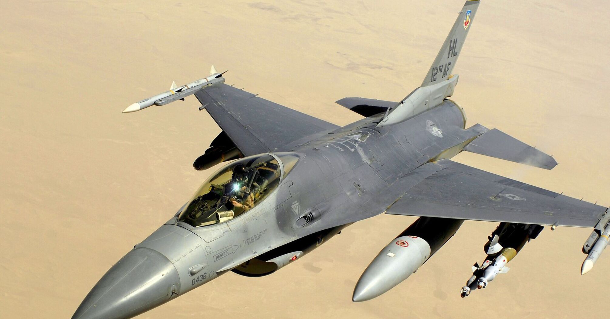 Истребитель F-16 упал на шоссе в Турции: пилот погиб (фото, видео)