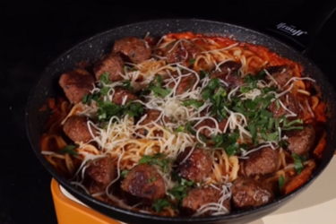 Паста з фрикадельками у вершково-томатному соусі