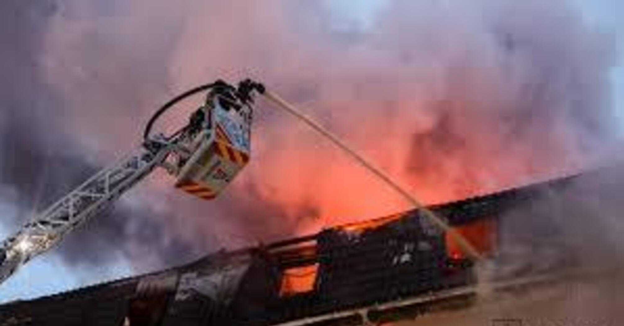 Росія атакувала Суми дронами: палала будівля у центрі міста, (фото, відео)  