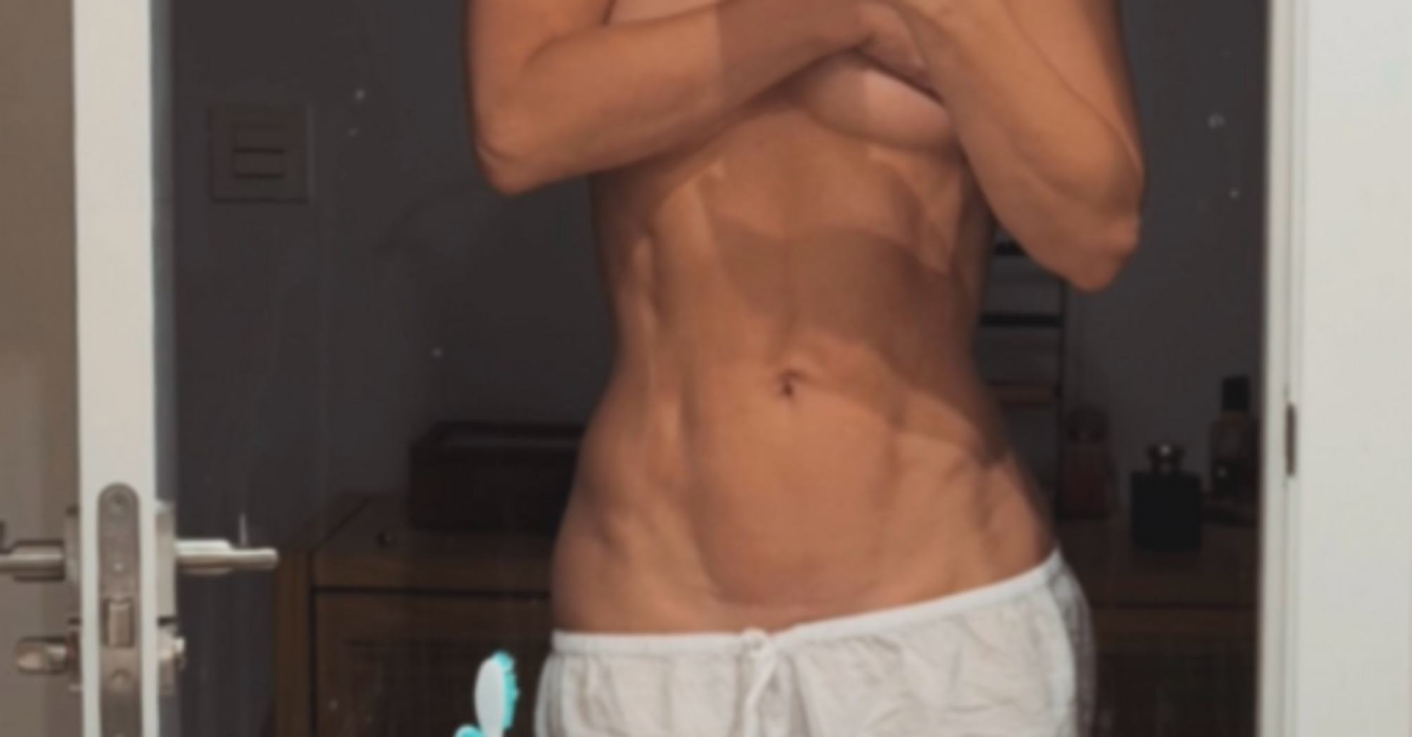 Як зробити плаский живіт таким, щоб були видні вертикальні лінії але без кубиків?