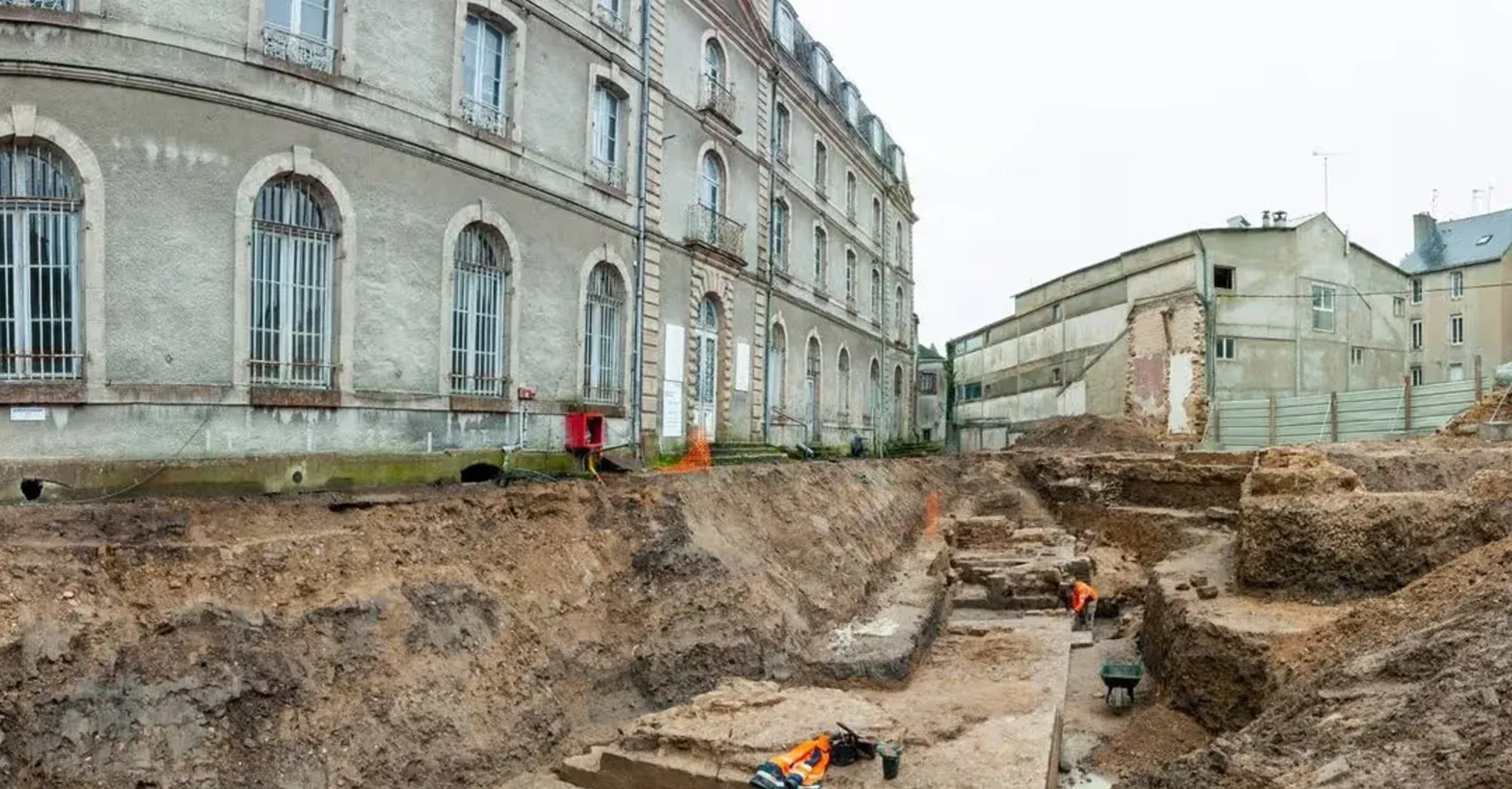 Во Франции поп популярным отелем обнаружили средневековый замок (фото)