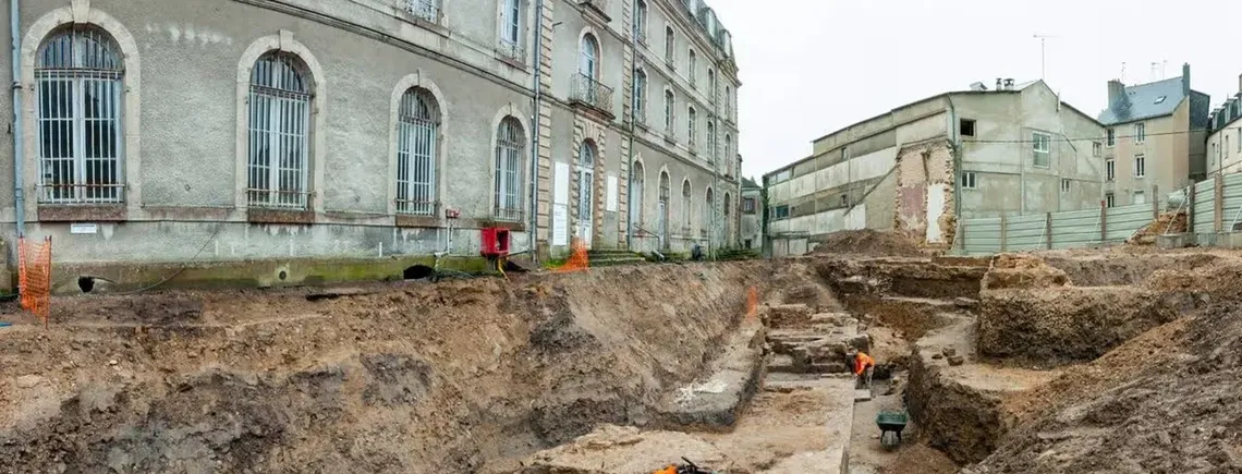 Во Франции поп популярным отелем обнаружили средневековый замок (фото)