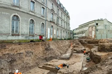У Франції піп популярним готелем виявили середньовічний замок (фото)