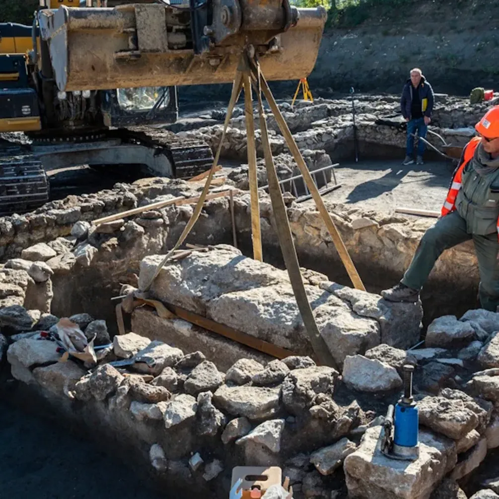 В Венгрии обнаружили саркофаг, запечатанный свинцом в возрасте 1700: скрывавший (фото)