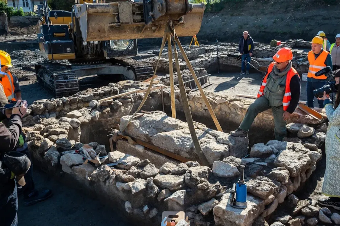 В Венгрии обнаружили саркофаг, запечатанный свинцом в возрасте 1700: скрывавший (фото)