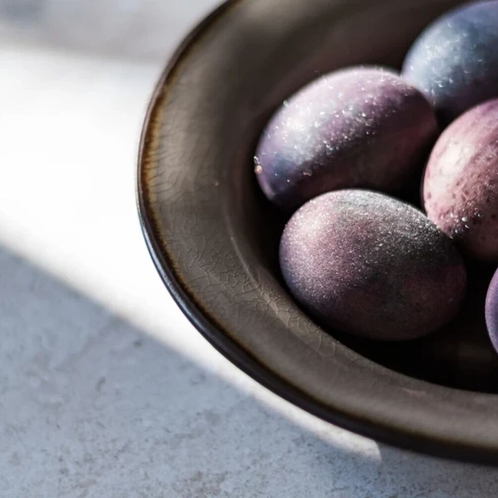 'Мерцающие яйца': как покрасить яйца к Пасхе продуктом, который точно есть у вас дома