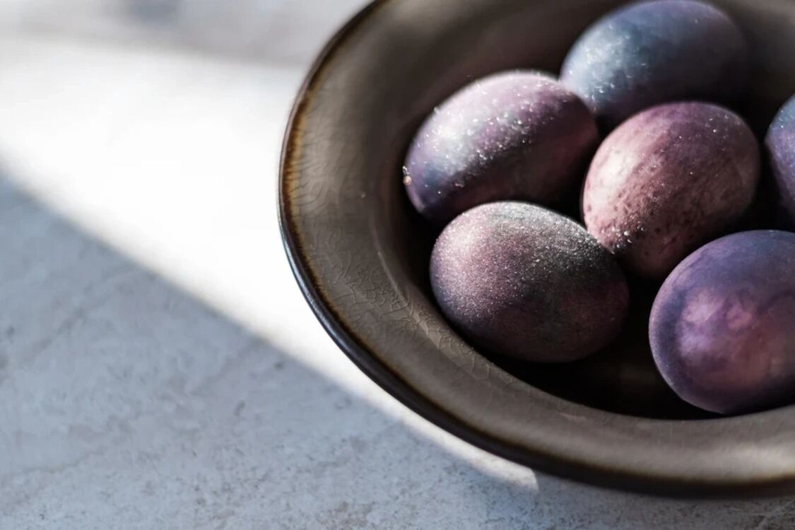 'Мерехтливі яйця': як пофарбувати яйця до Великодня продуктом, який точно є у вас вдома