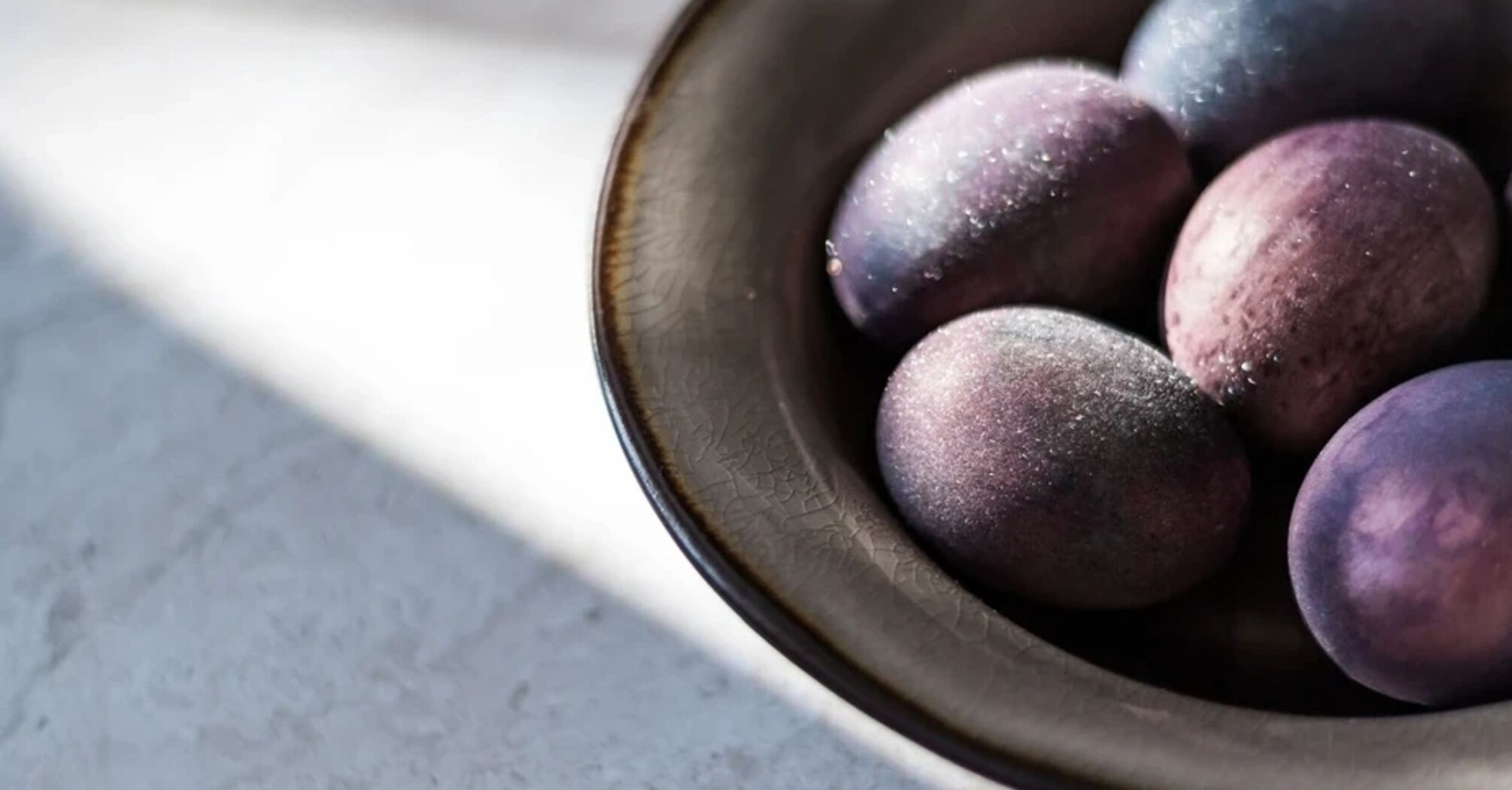 'Мерцающие яйца': как покрасить яйца к Пасхе продуктом, который точно есть у вас дома