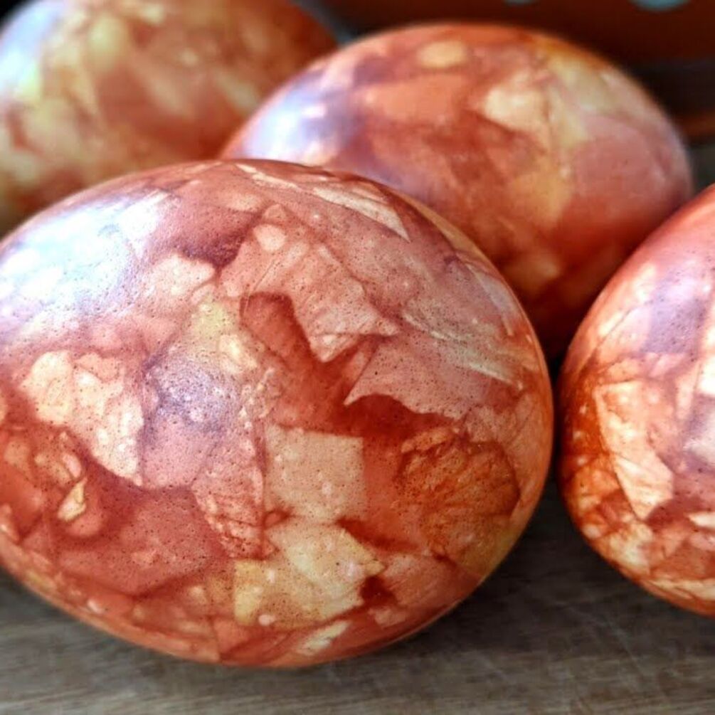 Этим методом пользовались еще наши бабушки: как сделать насыщенный цвет крашанок на Пасху