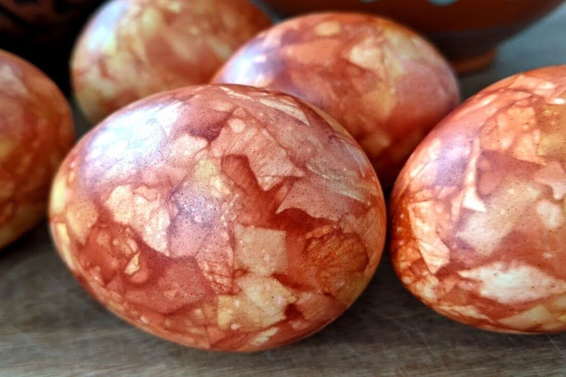 Этим методом пользовались еще наши бабушки: как сделать насыщенный цвет крашанок на Пасху