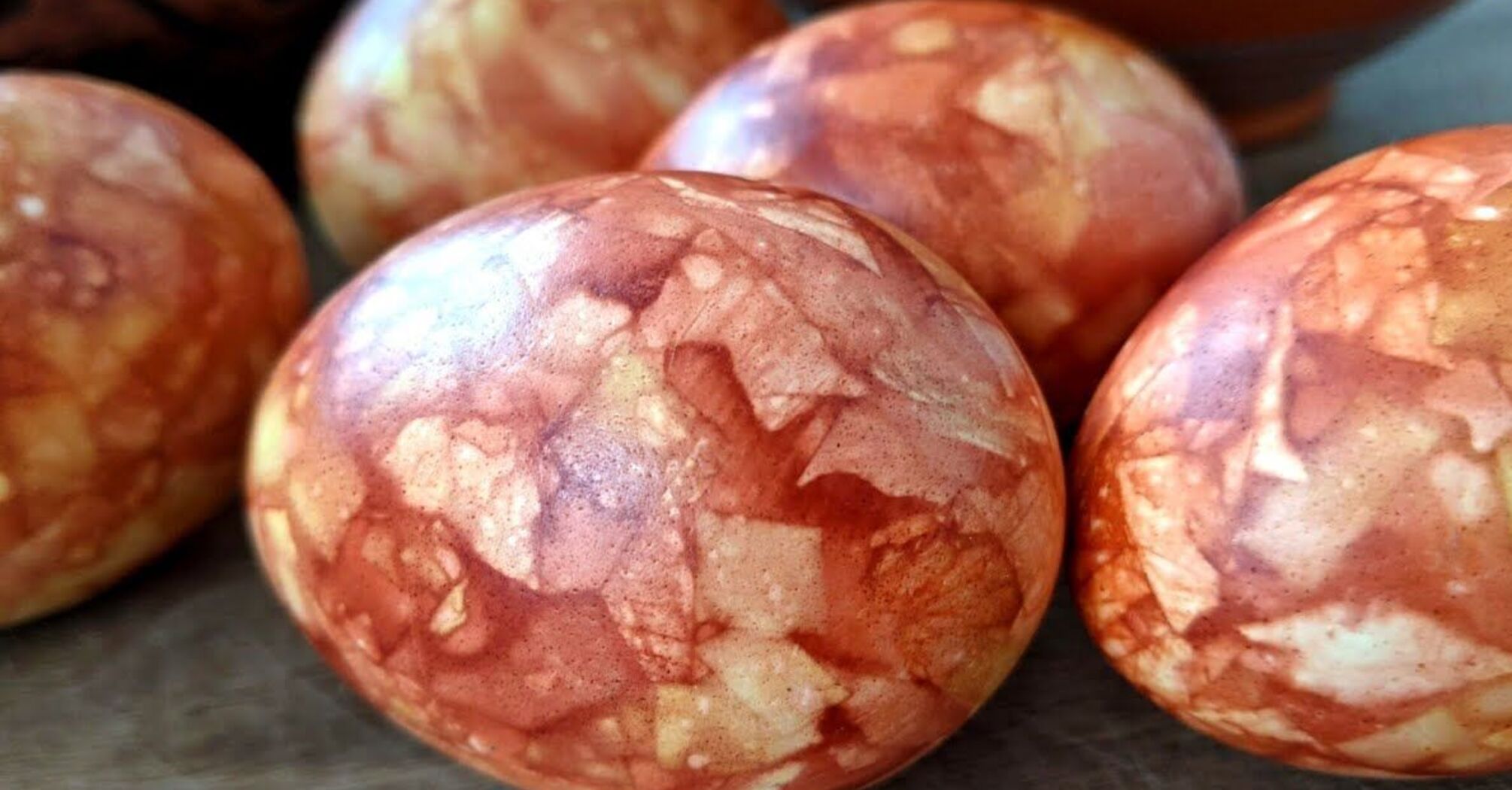 Яркий цвет благодаря овощу, который есть у каждого дома: красим красивые пасхальные яйца на Пасху