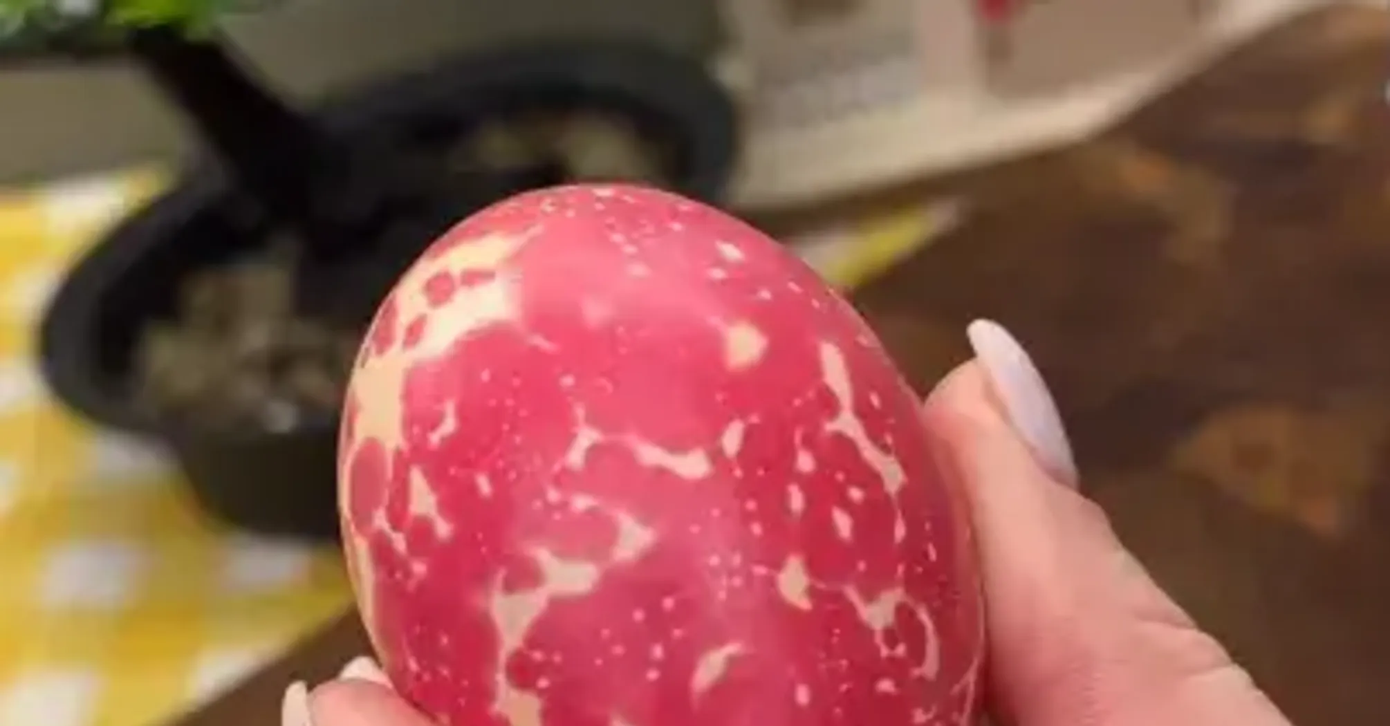 Эта жидкость у вас есть дома: новый способ покрасить пасхальные яйца, с которыми справится и ребенок