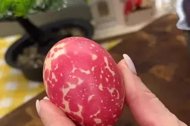 Ця рідина у вас є вдома: новий спосіб пофарбувати крашанки, з якими впорається і дитина