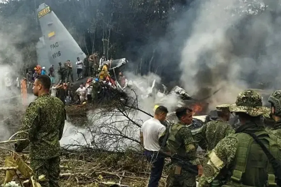 В Колумбии разбился военный самолет: более 60 человек погибли (фото)
