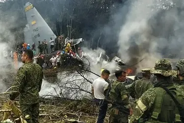 В Колумбии разбился военный самолет: более 60 человек погибли (фото)