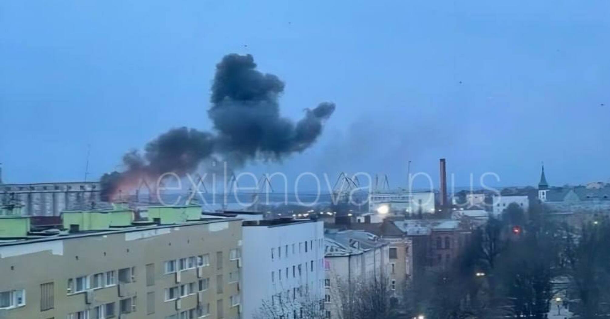 Дрони атакували Ленінградську область рф: палала пожежа у порту Усть-Луга (фото, відео)  