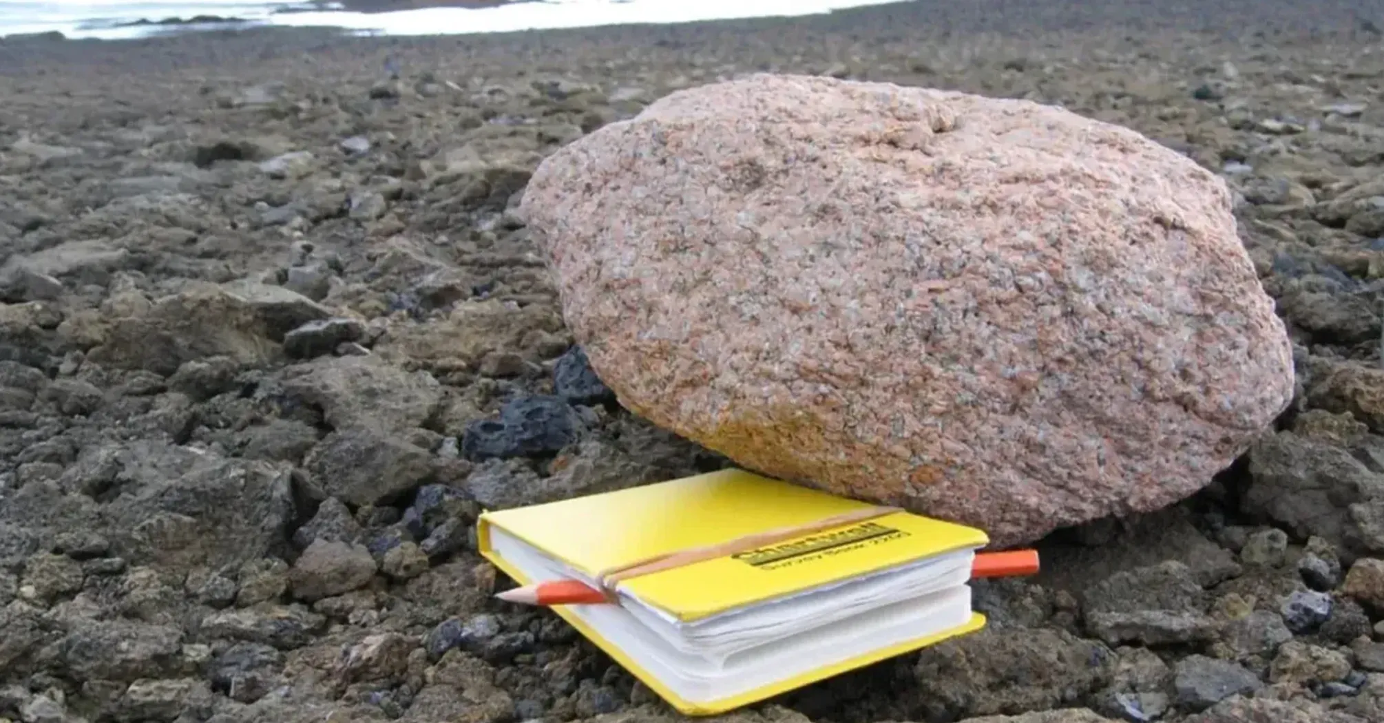 Ученые разгадали тайну розовых камней в горах Антарктиды (фото)