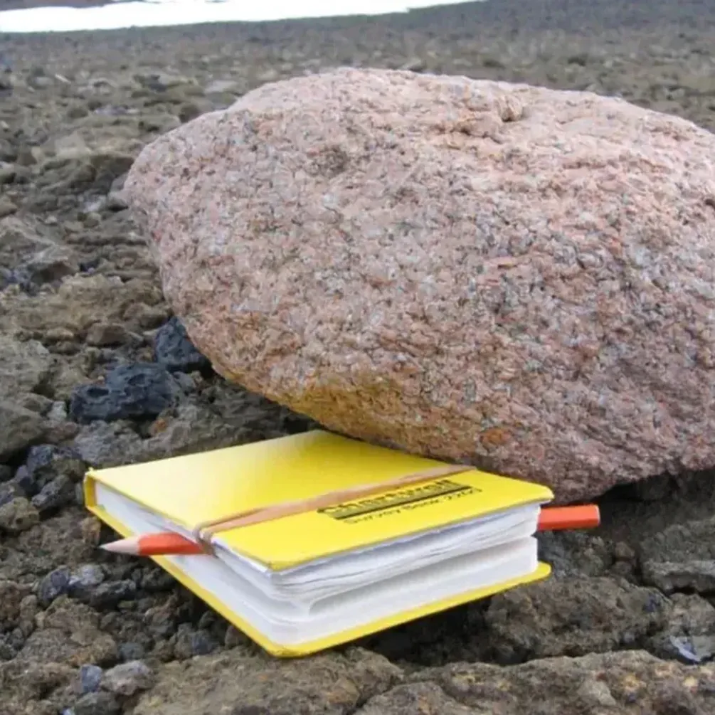 Науковці розгадали таємницю рожевих каменів у горах Антарктиди (фото)