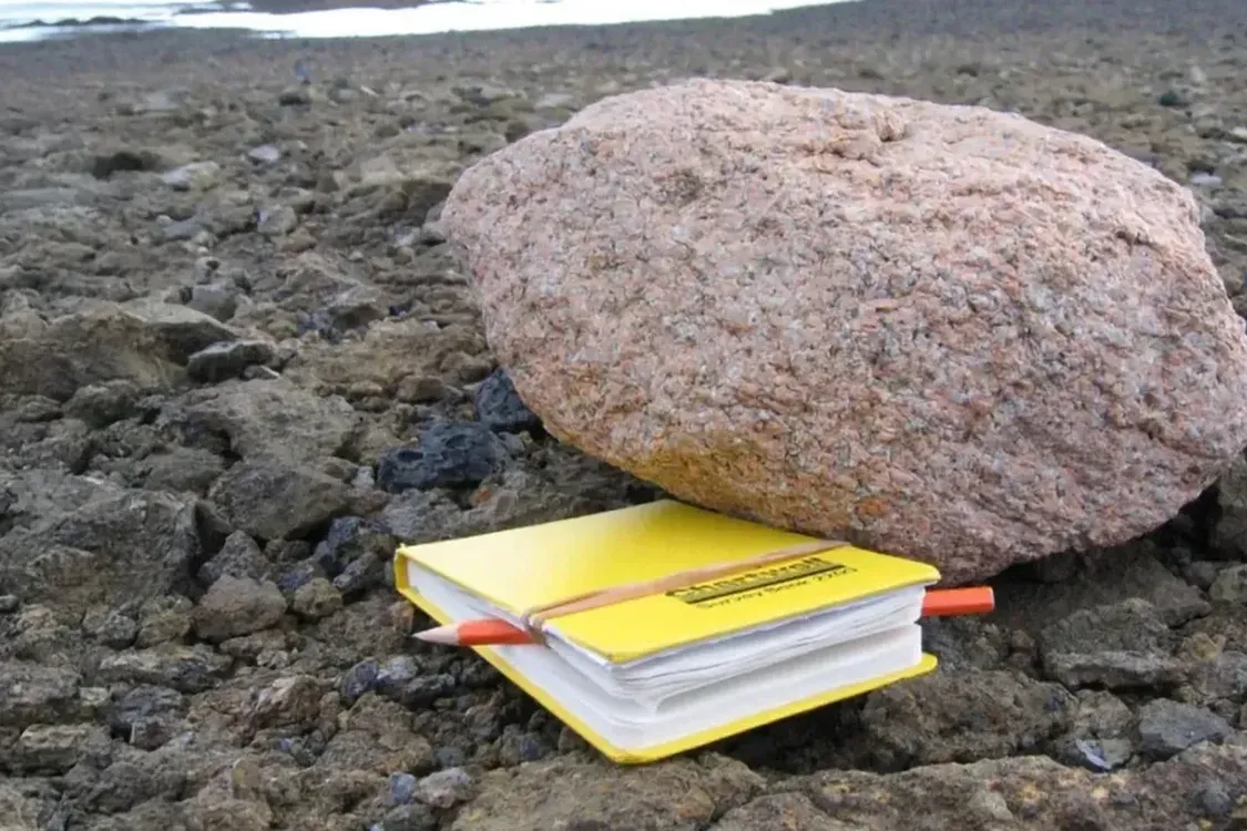 Ученые разгадали тайну розовых камней в горах Антарктиды (фото)