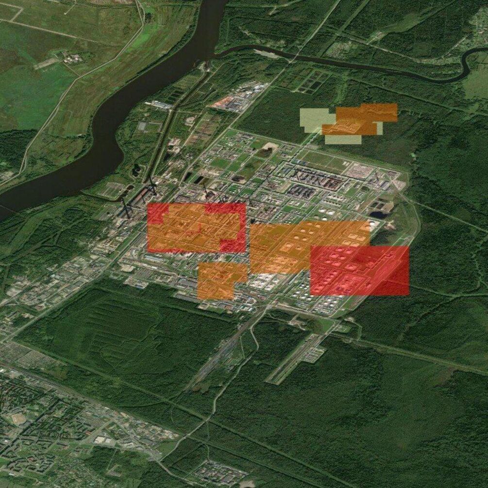 Дрони атакували Ленінградську область рф: палав НПЗ (фото, відео)