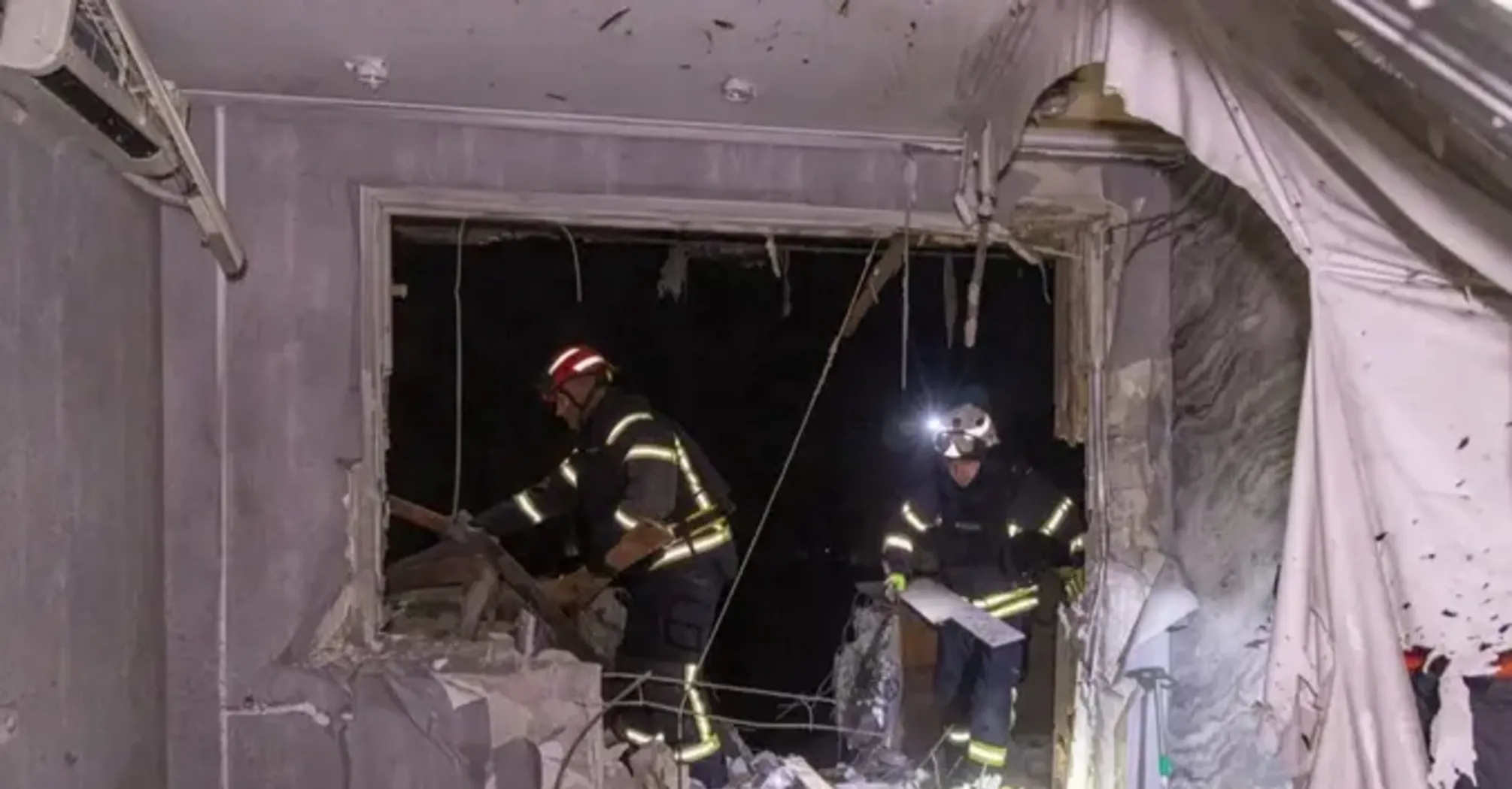 Російська армія вдарили ракетою по Харкову: є влучання у багатоповерхівку, вісім людей поранено (фото)  