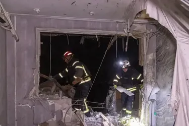 Российская армия ударила ракетой по Харькову: попадание в многоэтажку, восемь человек ранены (фото)